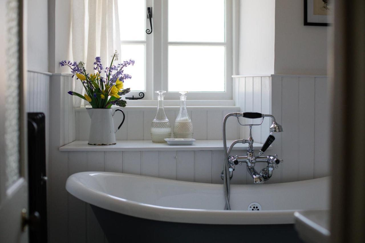 Gleneda - A Renovated, Traditional Cotswold Full Of Charm With Fireplace And Garden Holiday home *