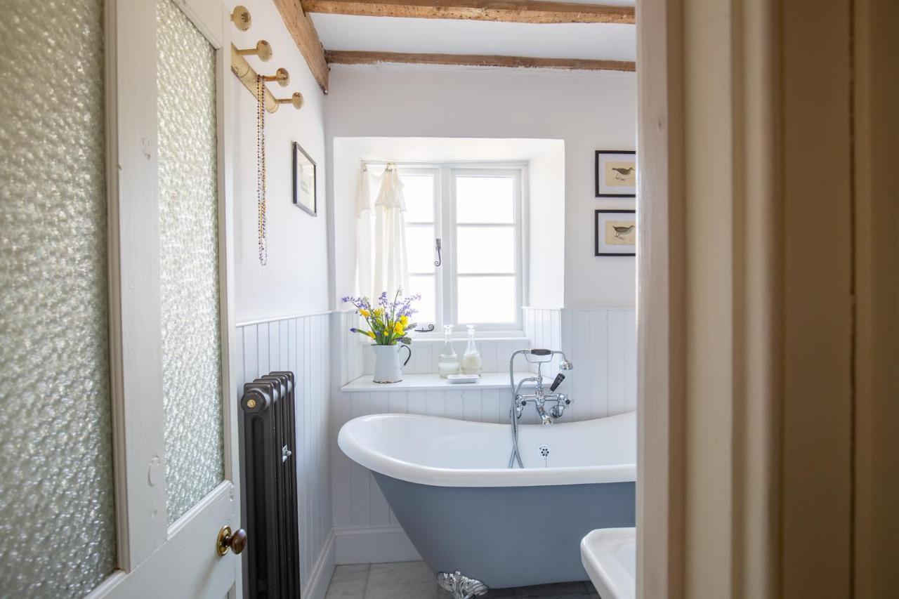Gleneda - A Renovated, Traditional Cotswold Full Of Charm With Fireplace And Garden * Bourton on the Hill