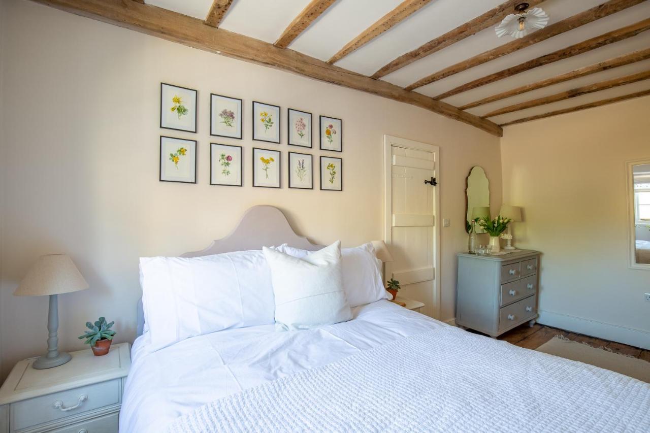 Gleneda - A Renovated, Traditional Cotswold Full Of Charm With Fireplace And Garden *